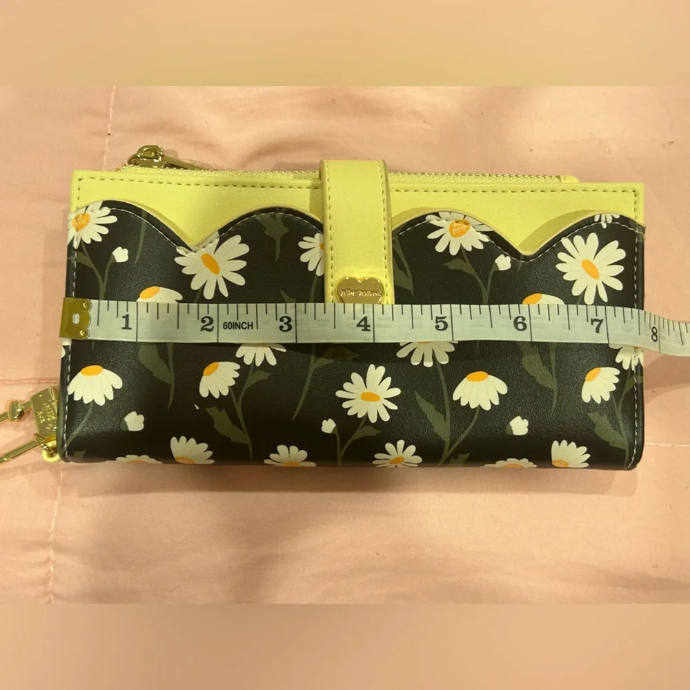 Daisy-Print Yellow Trim Women's Wallet - Heart Accent